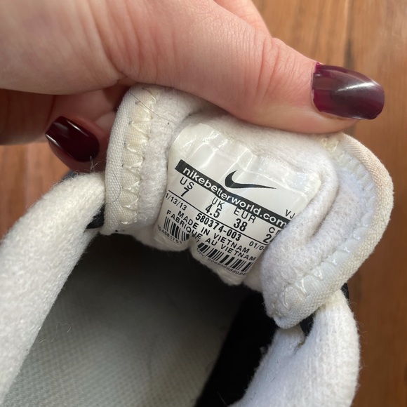 Black and White Nike Running Shoes - Picture 5 of 6